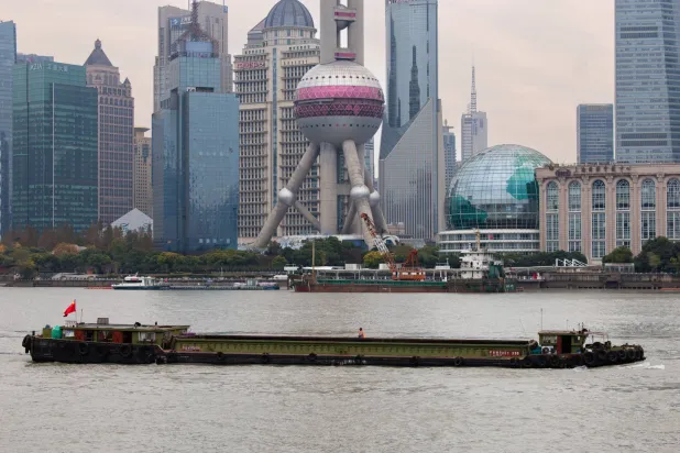 سفينة شحن على نهر هوانغبو في شنغهاي (وكالة حماية البيئة) 