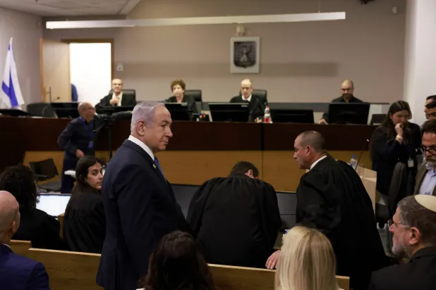 نتنياهو لدى وصوله إلى المحكمة في إطار محاكمته الطويلة بتهم فساد (أ.ب)