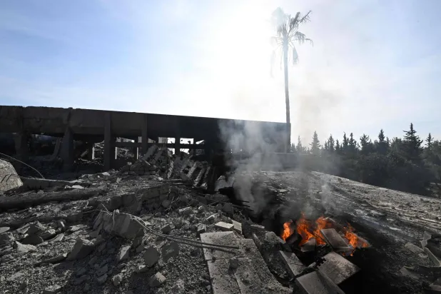 موقع مركز برزة للأبحاث العلمية شمال دمشق وهو لا يزال مشتعلًا (أ.ف.ب)
