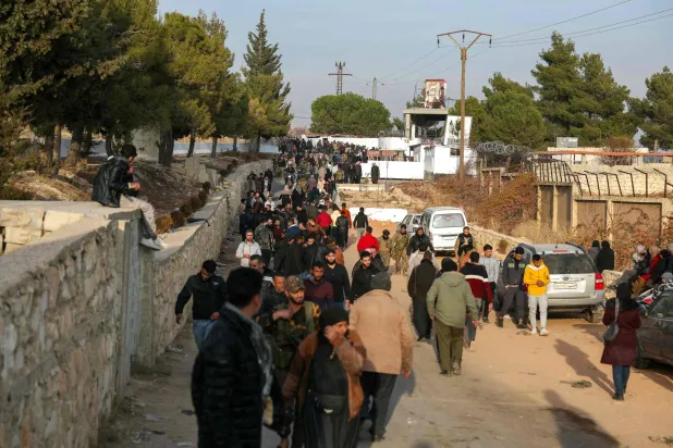 يتجمع الناس في سجن صيدنايا في دمشق بحثاً عن أحبائهم (أ.ف.ب)