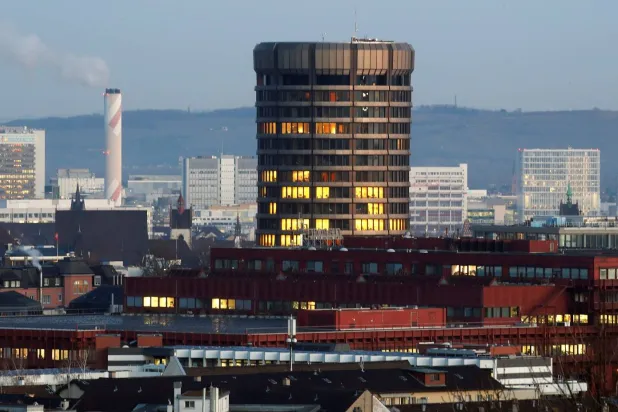 برج المقر الرئيس لبنك التسويات الدولية في بازل (رويترز)