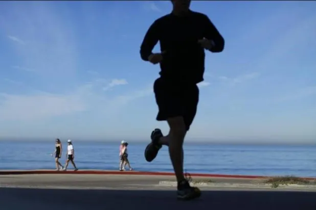 فوائد الرياضة قد ترجع إلى زيادة تدفق الدم للدماغ وتحفيز المواد الكيميائية المعروفة باسم الناقلات العصبية (رويترز)