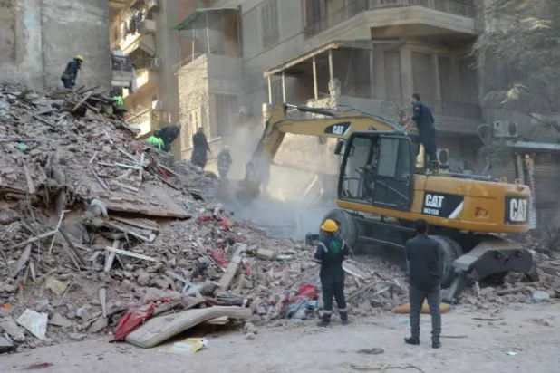 جانب من انهيار طوابق في مبنى سكني في حي الوايلي بالعاصمة المصرية القاهرة (وسائل إعلام محلية)