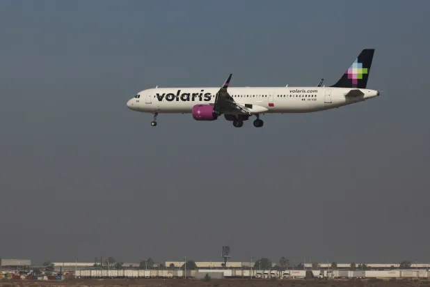 طائرة تابعة لشركة «فولاريس» المكسيكية (رويترز)