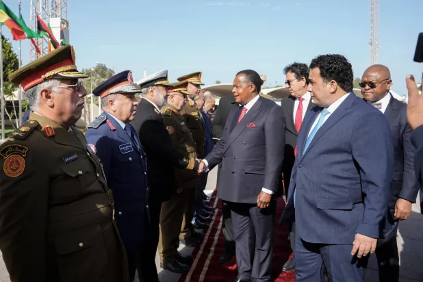 الرئيس الكونغولي لدى وصوله طرابلس والمنفي في استقباله (حكومة الوحدة)