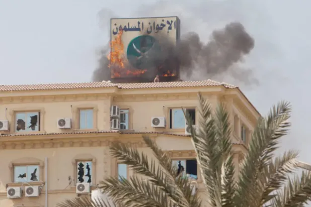 مقر «الإخوان» محترقاً في القاهرة صيف 2013 (غيتي)