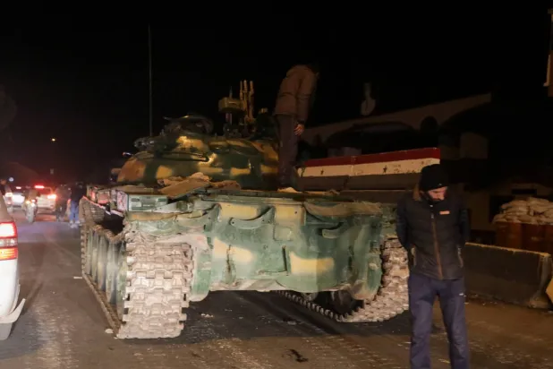 مقاتلون من المعارضة في حمص يتجمعون بعد أن أبلغت قيادة الجيش السوري الضباط يوم الأحد أن حكم بشار الأسد انتهى (رويترز)