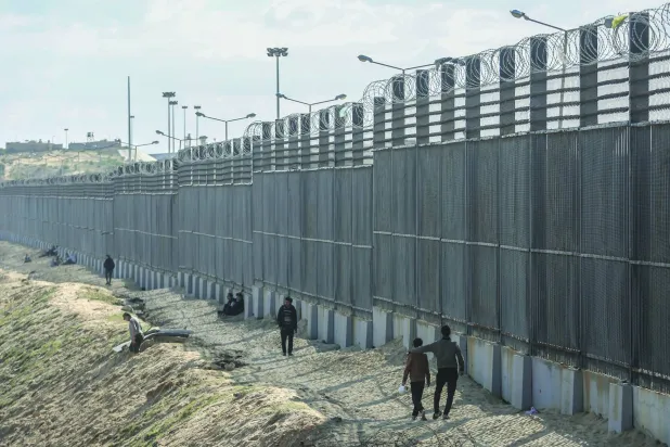 جانب من الحدود بين قطاع غزة ومصر التي تعرف بـ«محور فيلادلفيا» (أرشيفية - د.ب.أ)