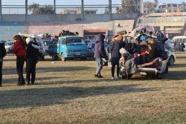 مواطنون من عفرين نزحوا مرة أخرى من قرى تل رفعت ومخيمات الشهباء إلى مراكز إيواء في بلدة الطبقة التابعة لمحافظة الرقة (الشرق الأوسط)