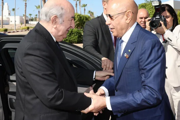 الرئيس الموريتاني مستقبلاً نظيره الجزائري في نواكشوط (الرئاسة الجزائرية)