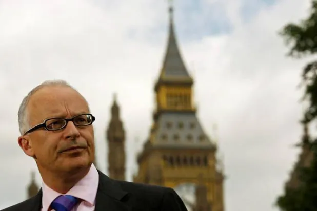 المحامي البريطاني فيل شاينر خارج قصر وستمنستر في لندن يونيو 2007... صدر عليه اليوم حكم بالسجن مع وقف التنفيذ بعد إدانته بالاحتيال (رويترز)