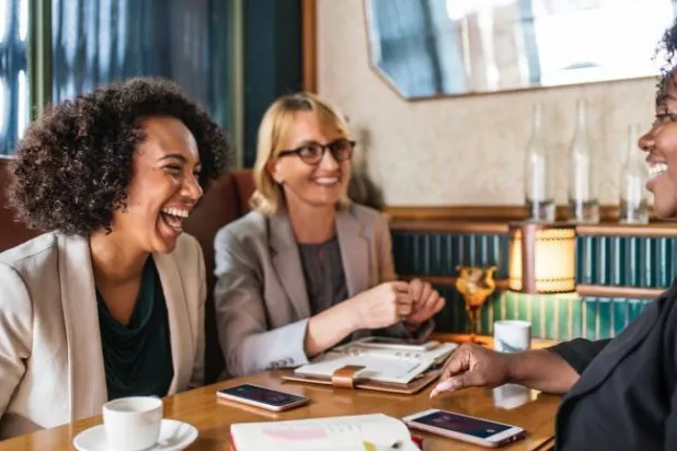 سر السعادة في العمل هو التركيز على التقدم بدلاً من الكمال مما يؤدي إلى تحقيق قدر أكبر من الرضا (رويترز)