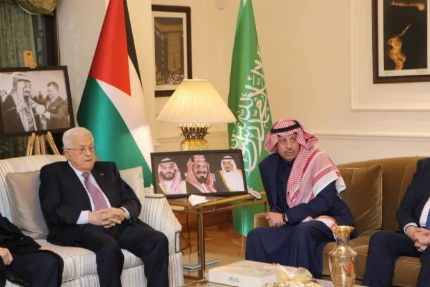 السفير نايف السديري مستقبلاً الرئيس محمود عباس (السفارة السعودية بعمّان)