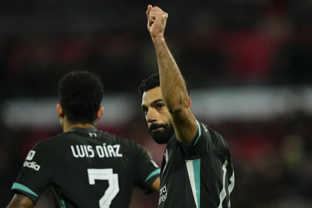 صلاح يحتفي بفوز ليفربول (إ.ب.أ)