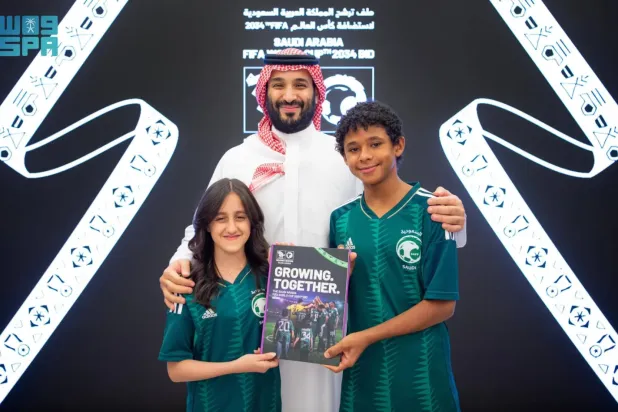 Suudi Arabistan Başbakanı ve Veliaht Prensi Muhammed bin Selman, Suudi Arabistan'ın 2034 FIFA Dünya Kupası'na ev sahipliği yapma teklifini onayladı. (SPA)
