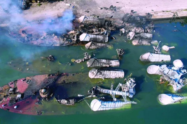 
صورة جوية تُظهر سفناً سورية حربية دُمّرت خلال هجوم إسرائيلي على مدينة اللاذقية الساحلية أمس (أ.ف.ب)