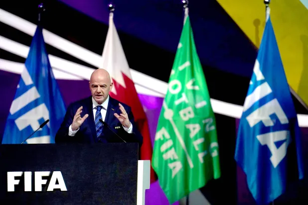 رئيس «فيفا» مهتم بتطوير كرة القدم النسائية (د.ب.أ)