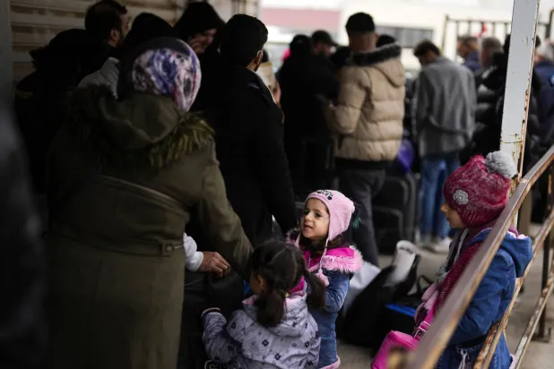 سوريون ينتظرون العبور إلى سوريا من تركيا عند بوابة أونجو بينار الحدودية بالقرب من مدينة كيليس جنوب تركيا (أ.ب)