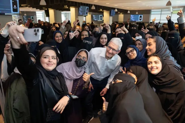 Tim Cook takes a group photo with Apple Academy students in the Saudi capital, Riyadh. (Asharq Al-Awsat)