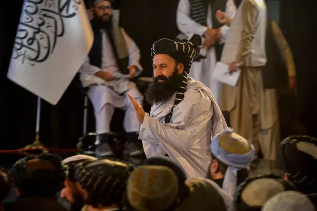 وزير اللاجئين الأفغاني خليل حقاني يصل لحضور تجمع أقيم بمناسبة الذكرى الأولى لعودة «طالبان» إلى السلطة في كابل يوم 15 أغسطس 2022 (أ.ف.ب)