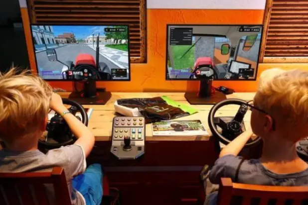 ألعاب الفيديو يمكن أن تساعد على تعزيز ذكاء الأطفال (رويترز)