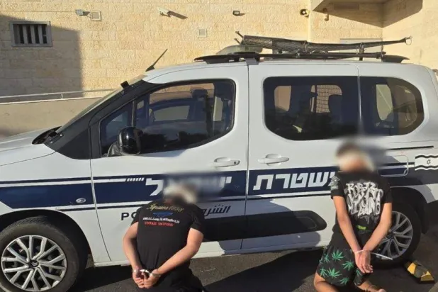 صورة وزعتها الشرطة الإسرائيلية لشخصين كتبا شعارات مؤيدة لإيران على سيارات