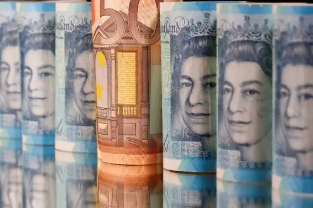 أوراق نقدية من الجنيه الإسترليني واليورو (رويترز)