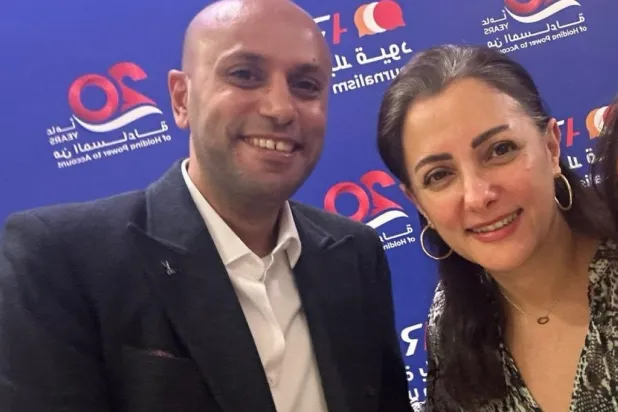 الصحافي سامح اللبودي والزميلة بيسان الشيخ من «الشرق الأوسط»