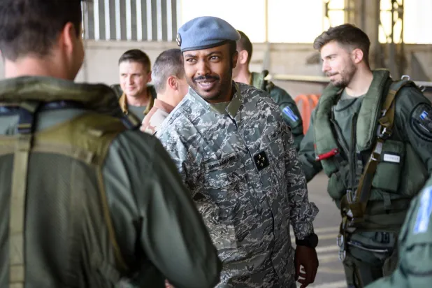 جنود فرنسيون يودعون أقرانهم التشاديين خلال مغادرة المقاتلات الفرنسية الثلاثاء (الجيش الفرنسي)