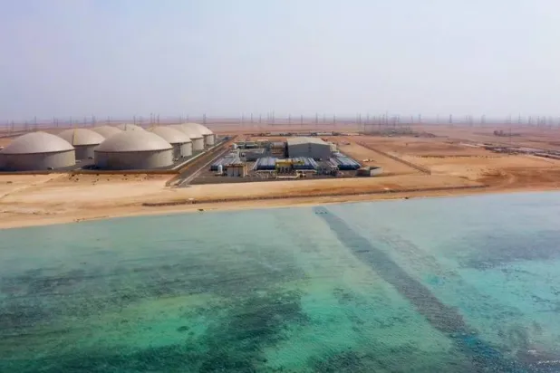 وسط تحديات مناخية… كيف أصبحت السعودية أكبر منتج للمياه المحلاة عالمياً؟ 