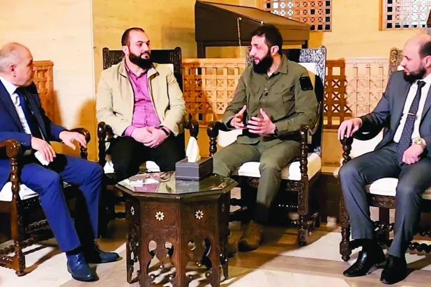 أحمد الشرع مجتمعاً مع رئيس حكومة تسيير الأعمال محمد الجلالي في أقصى اليسار ومحمد البشير المرشح لرئاسة «الانتقالية» في أقصى اليمين (تلغرام)