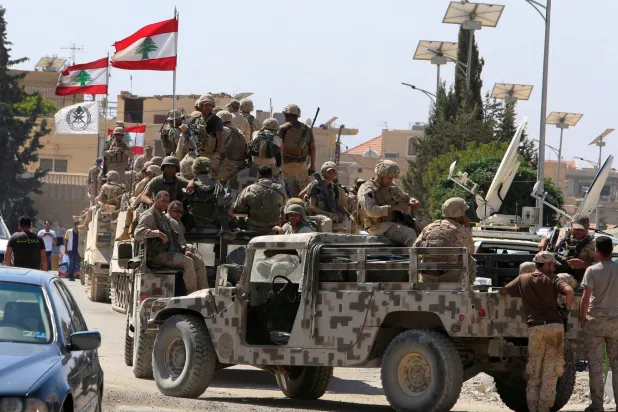 جنود من الجيش اللبناني على متن مركباتهم العسكرية (رويترز - أرشيفية)