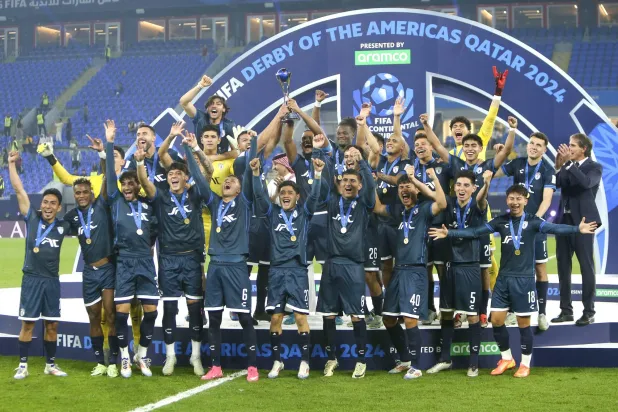 من مراسم تتويج باتشوكا المكسيكي بكأس قمة الأميركتين بقطر (أ.ب)