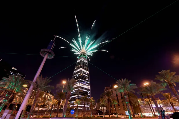 الألعاب النارية تنطلق من قمة برج الفيصلية في الرياض (تصوير: عبدالرحمن السالم)