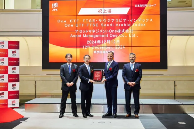 صورة تجمع المسؤولين السعوديين واليابانيين خلال إطلاق صندوق مؤشرات متداولة وإدراجه في بورصة طوكيو (الشرق الأوسط)