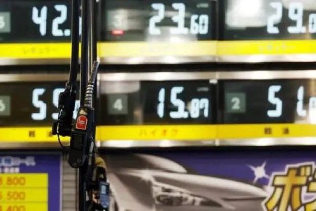 لوحة وقود في محطة بنزين في طوكيو (رويترز)