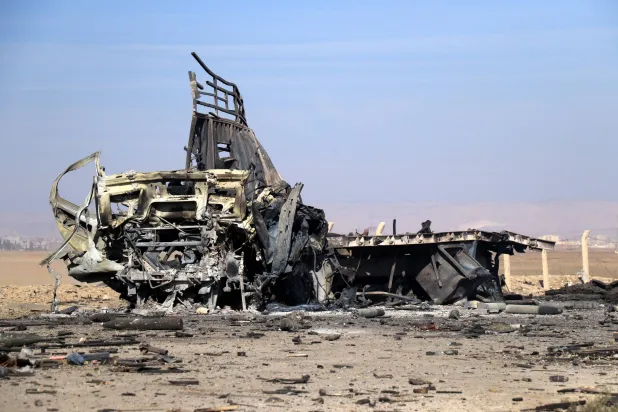 شاحنة مدمرة بعد غارة جوية تركية بالقرب من القامشلي شمال شرقي سوريا (إ.ب.أ)