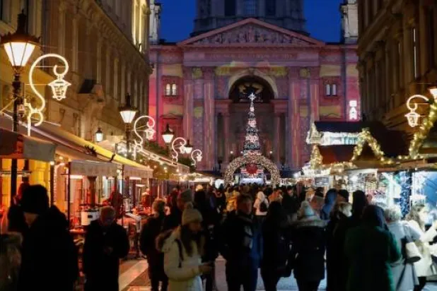 يزور الناس سوق عيد الميلاد في وسط مدينة بودابست بالمجر (رويترز)