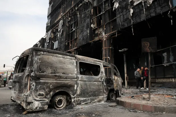 سيارة محترقة في شوارع العاصمة دمشق (رويترز)
