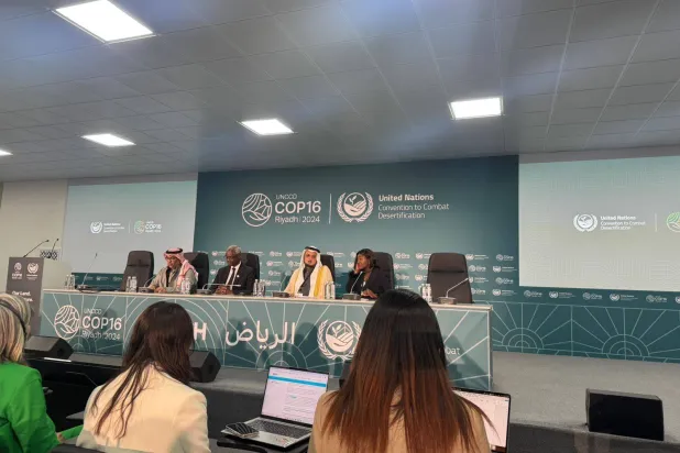 جانب من المؤتمر الصحافي الختامي لمؤتمر «كوب 16» بالرياض (الشرق الأوسط)