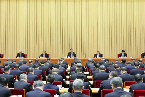 الرئيس الصين شي جينبينغ يُلقي خطاباً خلال مؤتمر العمل الاقتصادي المركزي في بكين (وكالة أنباء شينخوا)