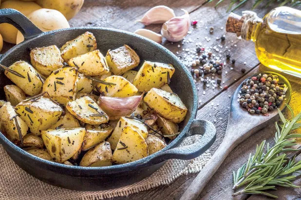 6 نقاط قد تعيد تفكيرك في الطهي بأواني الحديد الزهر