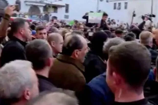 مئات السوريين حول كالين والوفد التركي لدى دخوله المسجد الأموي في دمشق الخميس (من البثّ الحرّ للقنوات التركية)