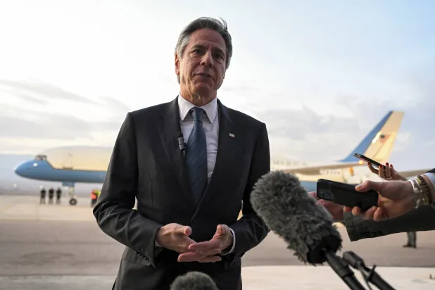 وزير الخارجية الأميركي أنتوني بلينكن يتحدث إلى الصحافيين قبل مغادرة الأردن إلى تركيا (أ.ب)