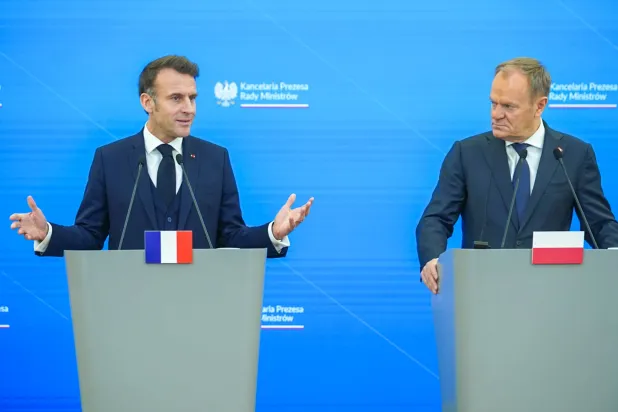 الرئيس الفرنسي إيمانويل ماكرون متحدثاً في مؤتمر صحافي مشترك في وارسو مع رئيس الوزراء البولندي دونالد تاسك بمناسبة زيارة رسمية الخميس (د.ب.أ)