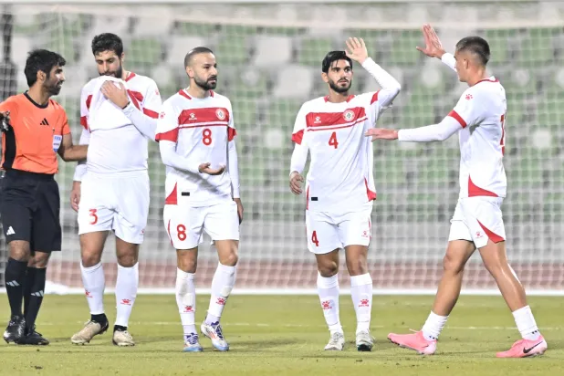 فرحة لاعبي منتخب لبنان بأحد الهدفين في مرمى منتخب الكويت (الشرق الأوسط)