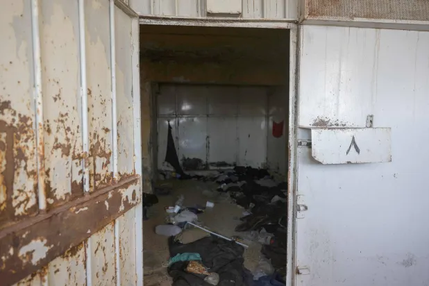 تظهر الصورة زنزانة في سجن صيدنايا الذي عُرف بأنه «مسلخ بشري» في عهد نظام الأسد بينما يبحث رجال الإنقاذ السوريون عن أقبية مخفية محتملة في المنشأة في دمشق في 9 ديسمبر 2024 (أ.ف.ب)