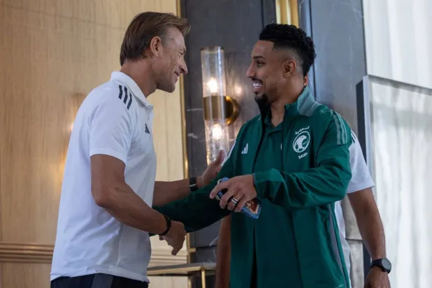 الدوسري خلال لقاءه المدرب رينارد في معسكر المنتخب السعودي (المنتخب السعودي)