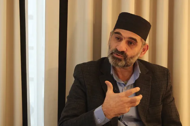 أسامة عثمان... أو «سامي» خلال المقابلة مع «الشرق الأوسط» في باريس (الشرق الأوسط)