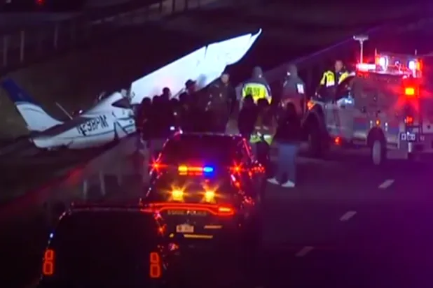 لقطة من فيديو تُظهر طائرة صغيرة محطمة على أحد الطرق السريعة في مقاطعة ويستشستر شمال مدينة نيويورك (أ.ب)